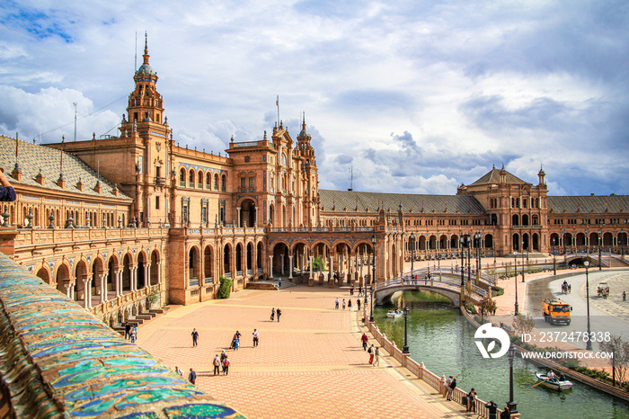 Blick auf die Plaza de España in Sevilla im Vordergrund die bunte Ballustrade des Gebäudes, Andalusi