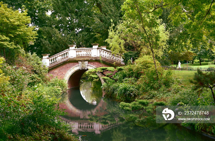 法国巴黎蒙梭公园（Parc Monceau）的桥和河流，水的倒影。