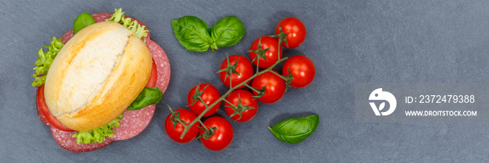 Brötchen Sandwich Baguette belegt mit Salami Schinken Banner von oben Schieferplatte