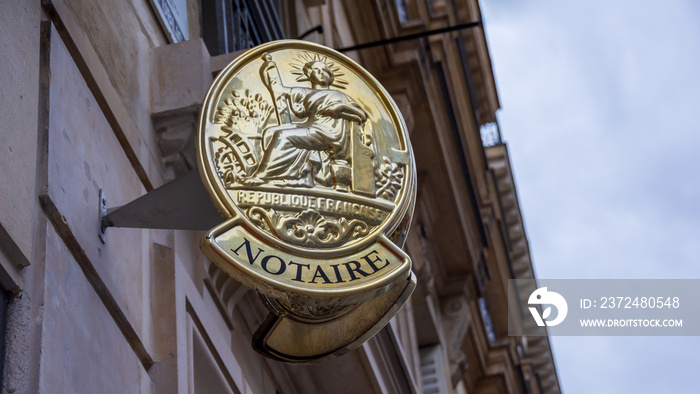 Panonceau de notaire accroché dans la rue, France