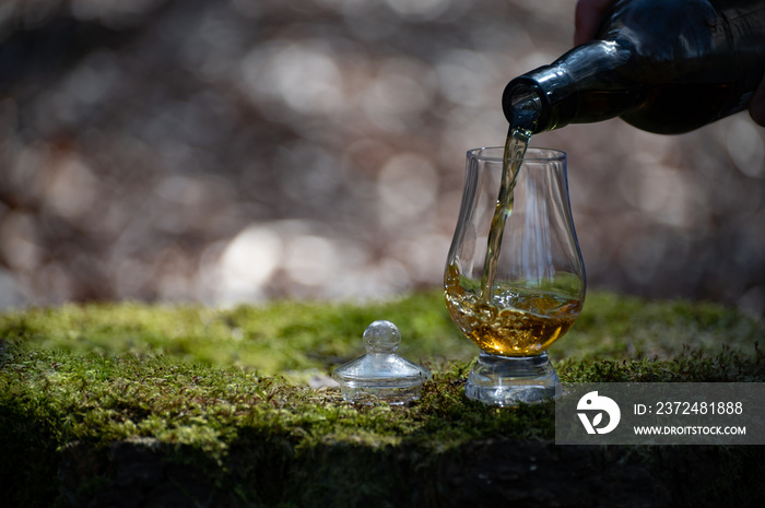 品尝来自艾莱岛的苏格兰单一麦芽威士忌，在所有威士忌中味道最浓
