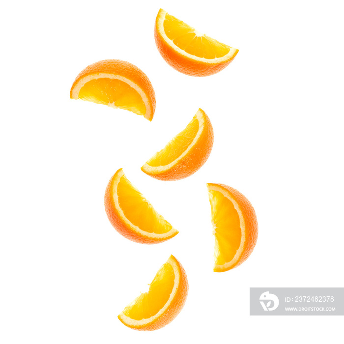 白色背景下分离的新鲜橙色水果片。飞行食物概念。顶级视频