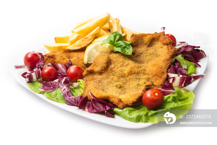 Cotoletta di vitello con contorno di verdure fresche e patate fritte