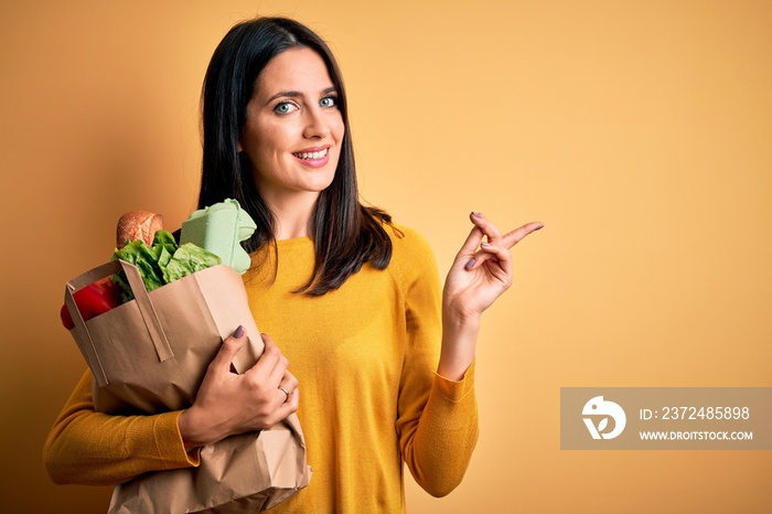 年轻的深色皮肤、蓝眼睛的女人很快就把超市里的健康食品装在纸袋里