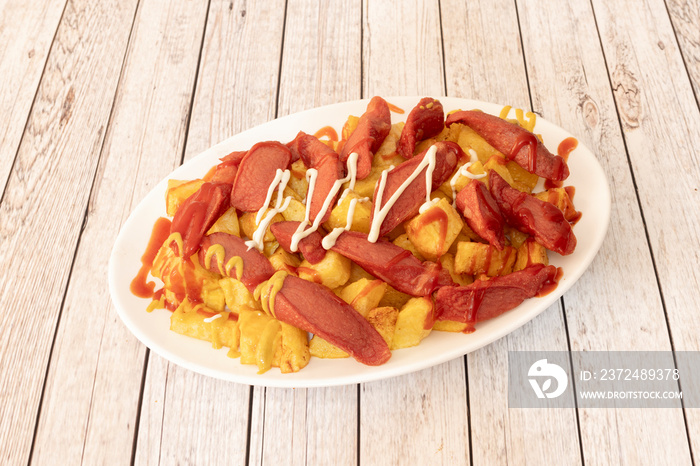 La salchipapa o salchipapas es una comida rápida que consiste en rodajas fritas de salchicha y papas