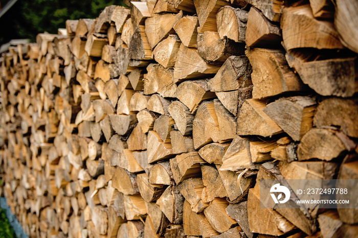 为冬季壁炉供暖准备的一堆木头