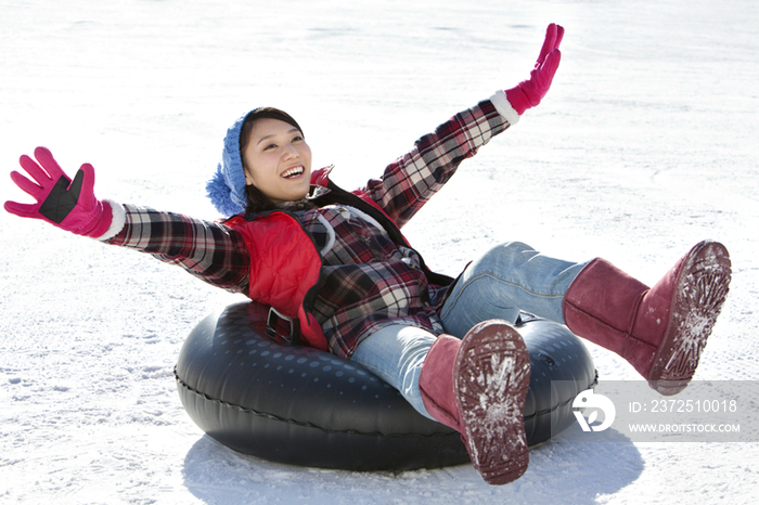 时尚青年女子在滑雪场玩耍