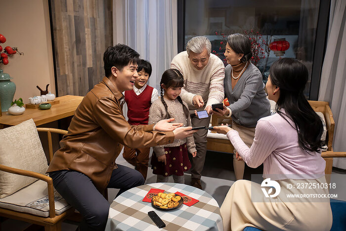 快乐家庭用手机抢新年红包