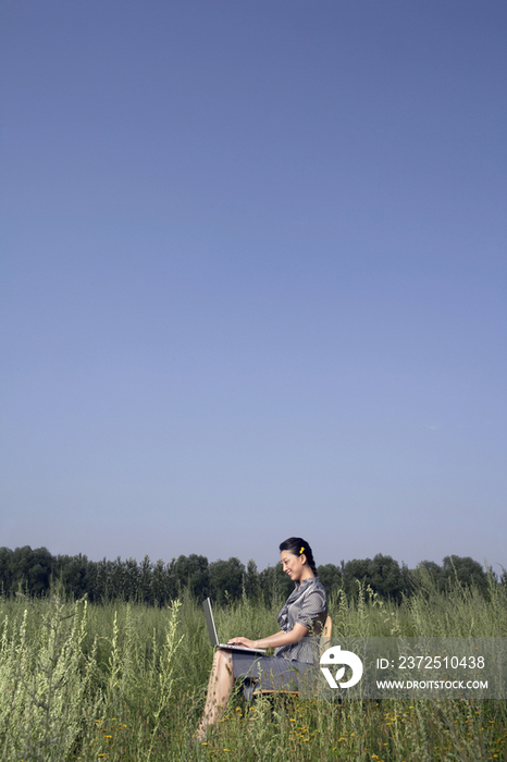 商务女士在户外用电脑