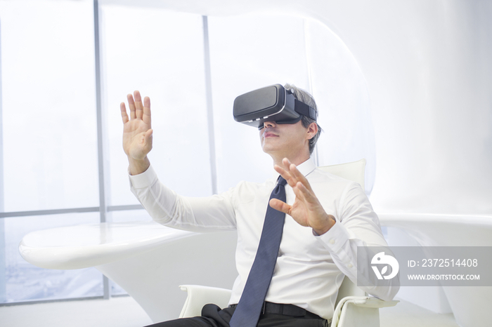 商务男士在办公室使用VR眼镜