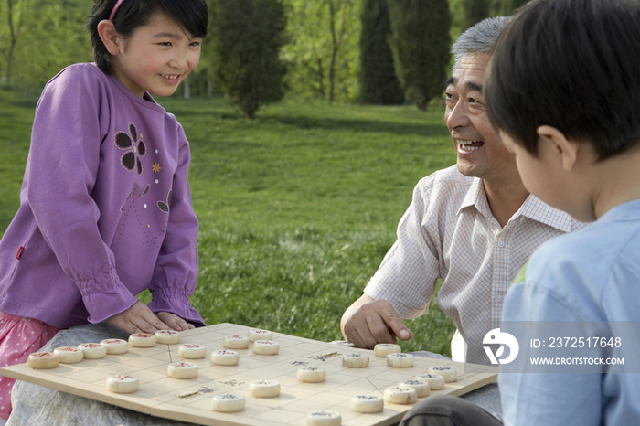 老人教小孩子下象棋