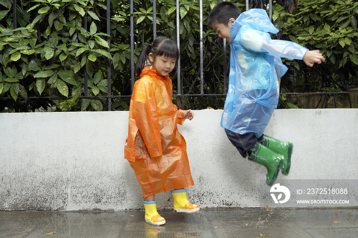 穿雨衣的孩子们