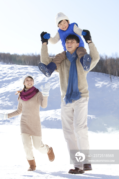 一家三口在雪地嬉戏