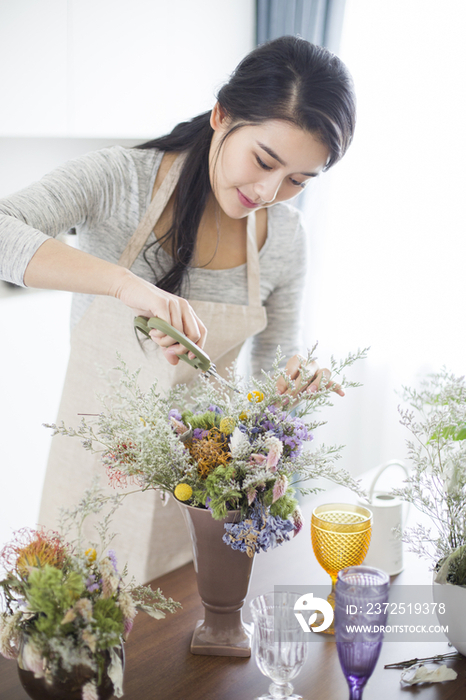 年轻女子在家插花