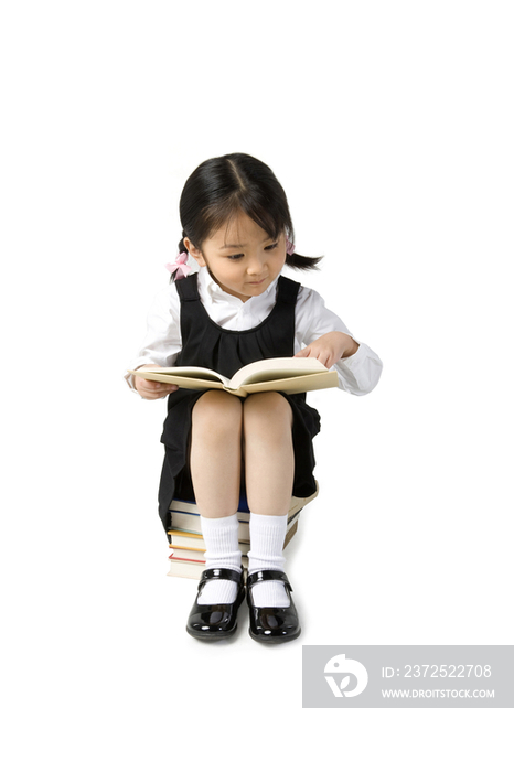 小女孩看书