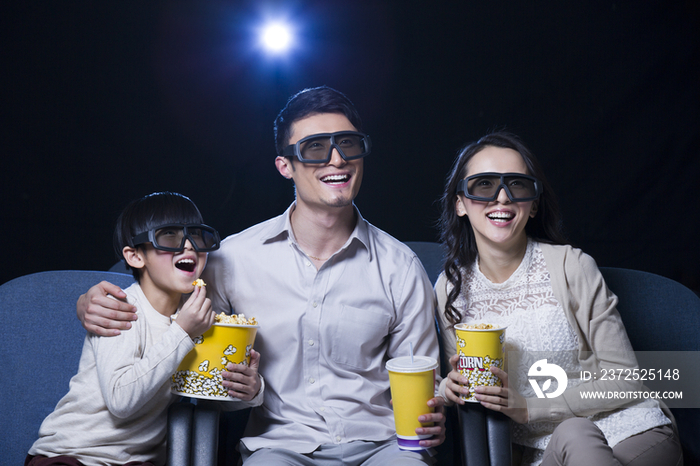一家人在影院看3D电影