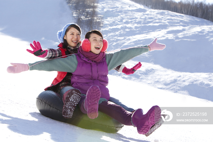 时尚青年女子在滑雪场玩耍