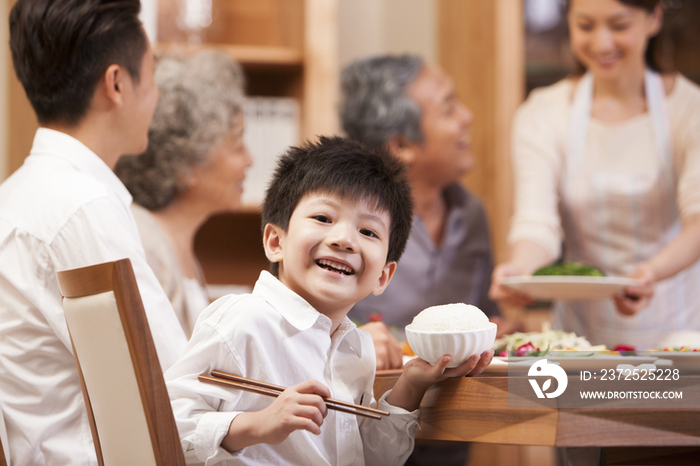 一家人享受快乐用餐时光