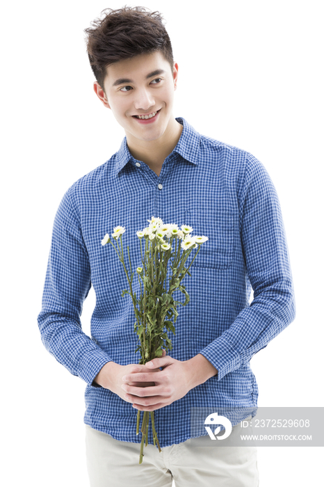 年轻男子拿着一束花