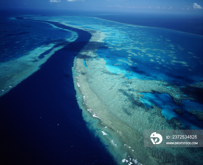 Australia, Queensland, Aerial view of the great barrier reef, near the Whitsunday Islands