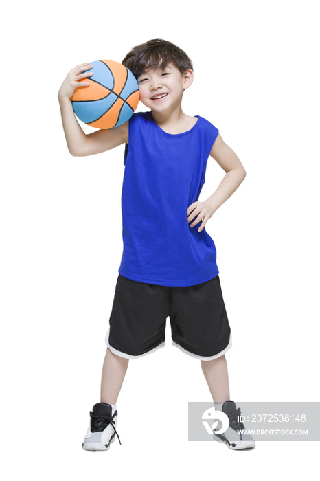 可爱的小男孩拿着篮球