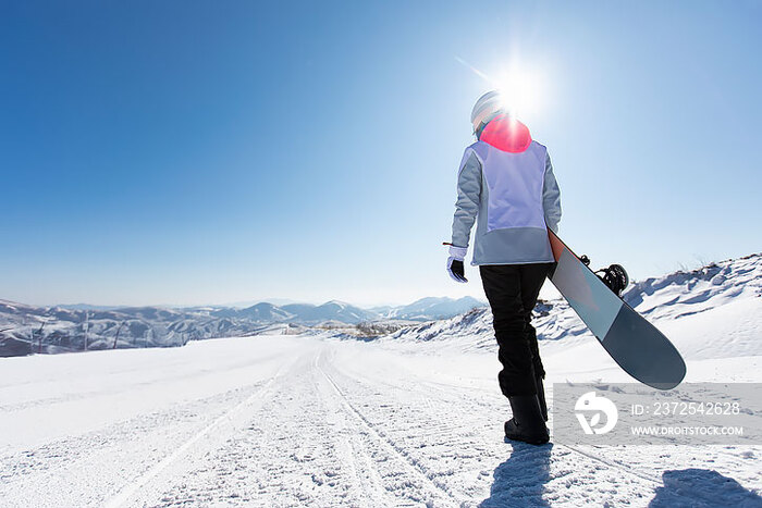 年轻女子户外滑雪