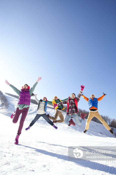 时尚青年男女在滑雪场