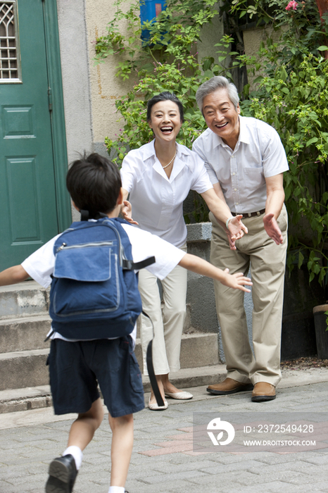 爷爷奶奶迎接孙子放学回家