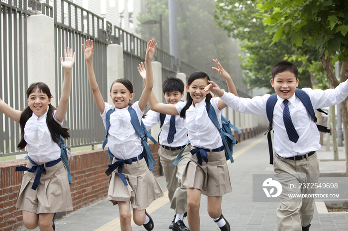 活泼的小学生在路上