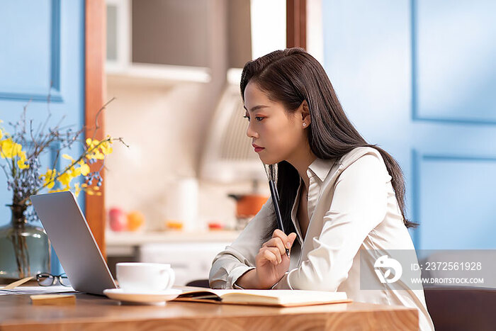 年轻女子在家远程办公