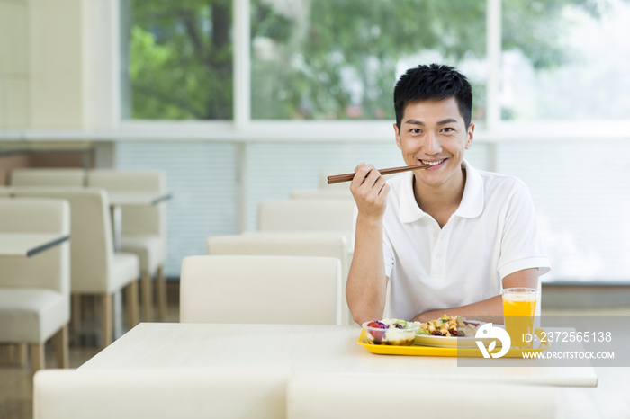 年轻男子在餐馆用餐