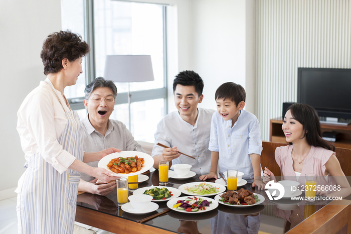 快乐家庭用餐