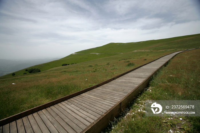 Italy, Umbria, Castelluccio, walkway 