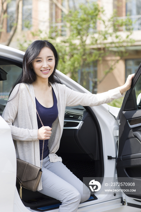 年轻女子打开车门下车