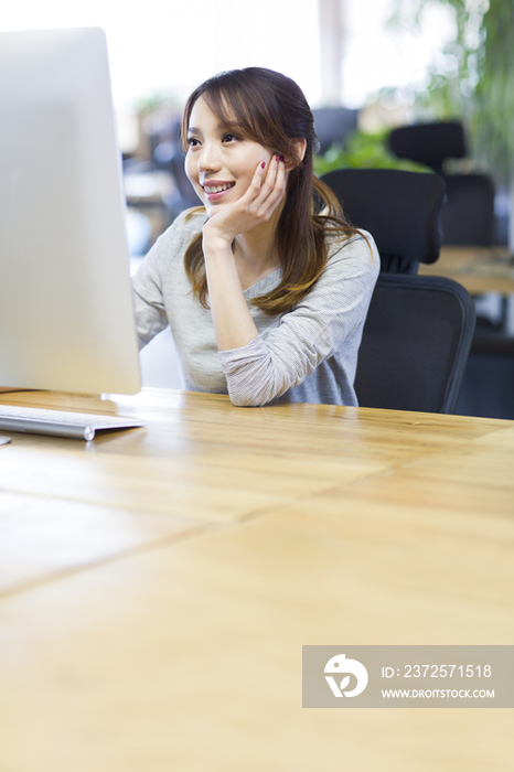 年轻女子在办公室使用电脑