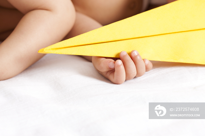婴儿和纸飞机
