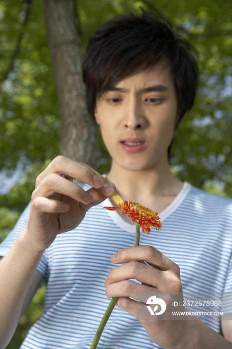 年轻男子手持鲜花