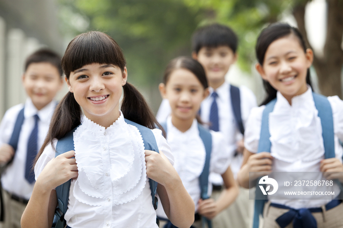 穿着校服的小学生在路上