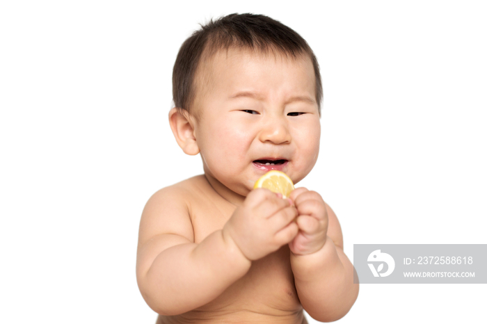 东方儿童吃柠檬片