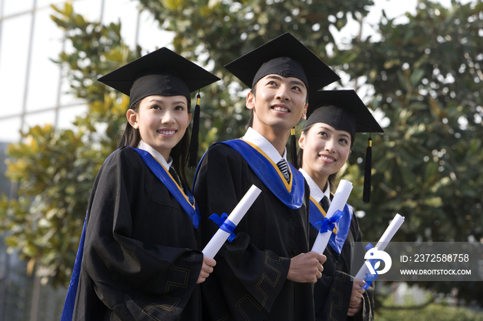 穿学士服的大学生们