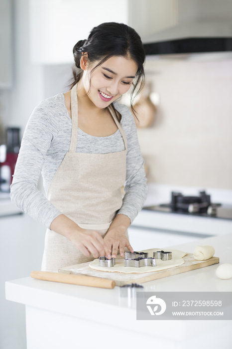 年轻女子在厨房制作饼干