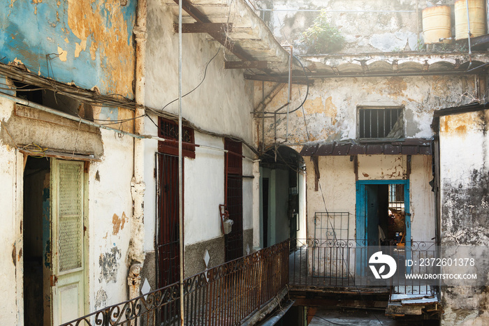 哈瓦那贫民窟破旧的老居民楼