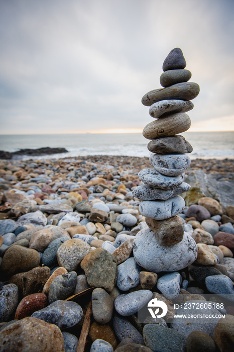 天鹅海岸海滩上，一堆石头映衬着模糊的海景，文字空间。禅宗概念