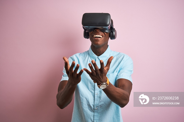 年轻的非裔美国男子戴着护目镜玩虚拟现实游戏