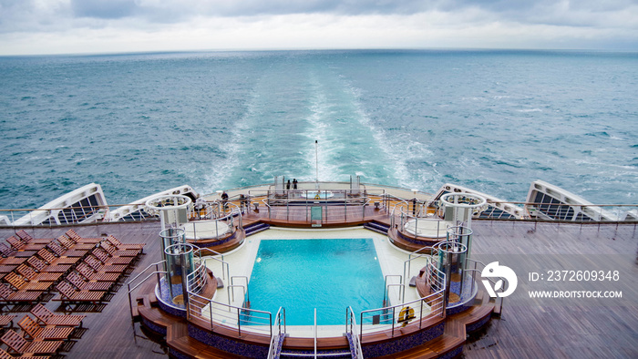 Sonnenliegen auf Luxus Kreuzfahrtschiff - Sun loungers and deck chairs on luxury Cunard oceanliner, 