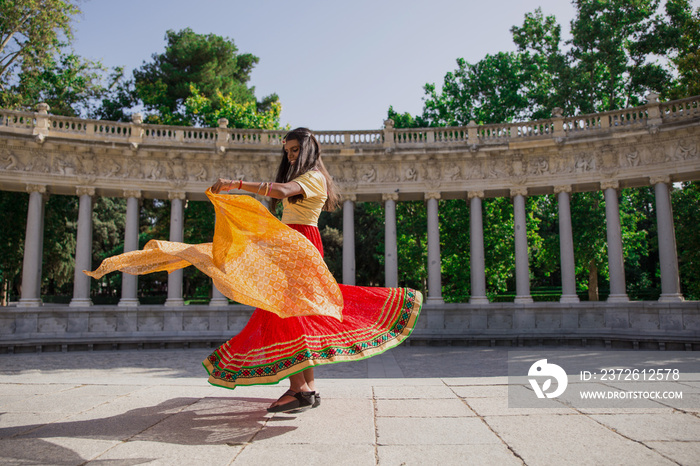 年轻美丽的传统印度女人在户外跳舞