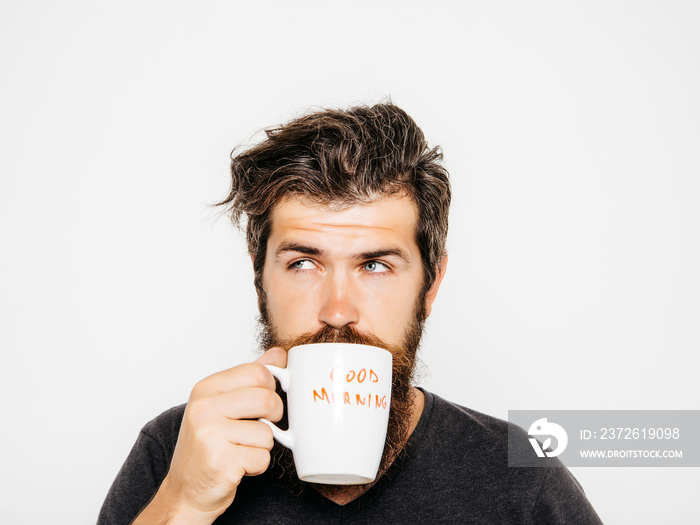 留胡子的严肃男人，喝咖啡或茶