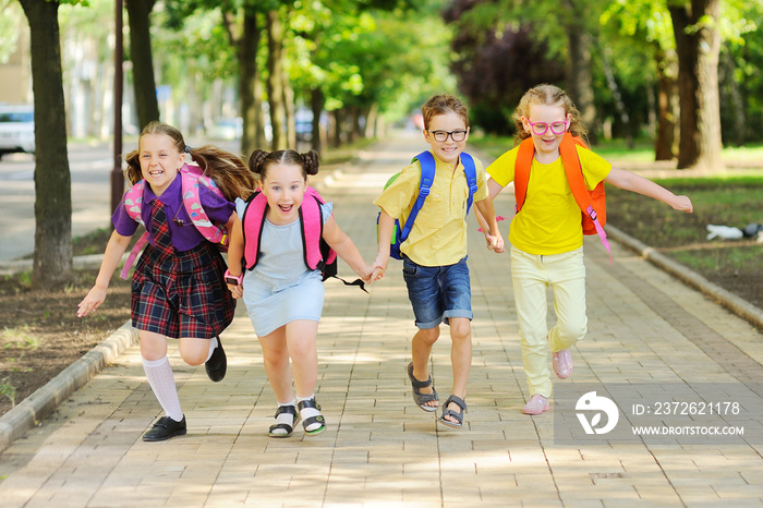 带着五颜六色书包和背包的小学生跑向学校。回到学校，教育