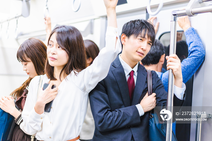 満員電車で通勤をするビジネスパーソン