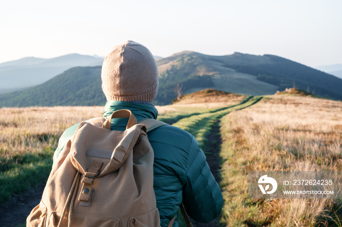 登山路上背着背包的男人。旅行理念。风景摄影